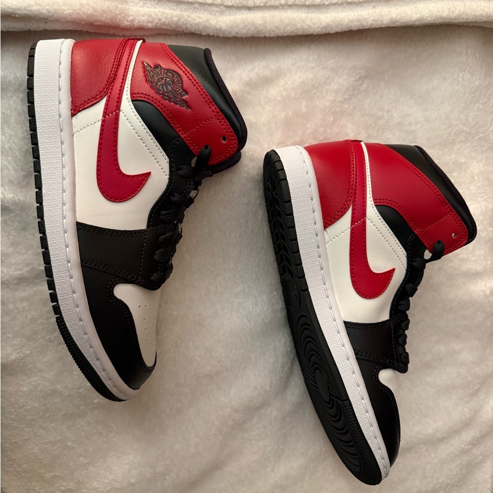 Nike Air Jordan 1 Mid White Box